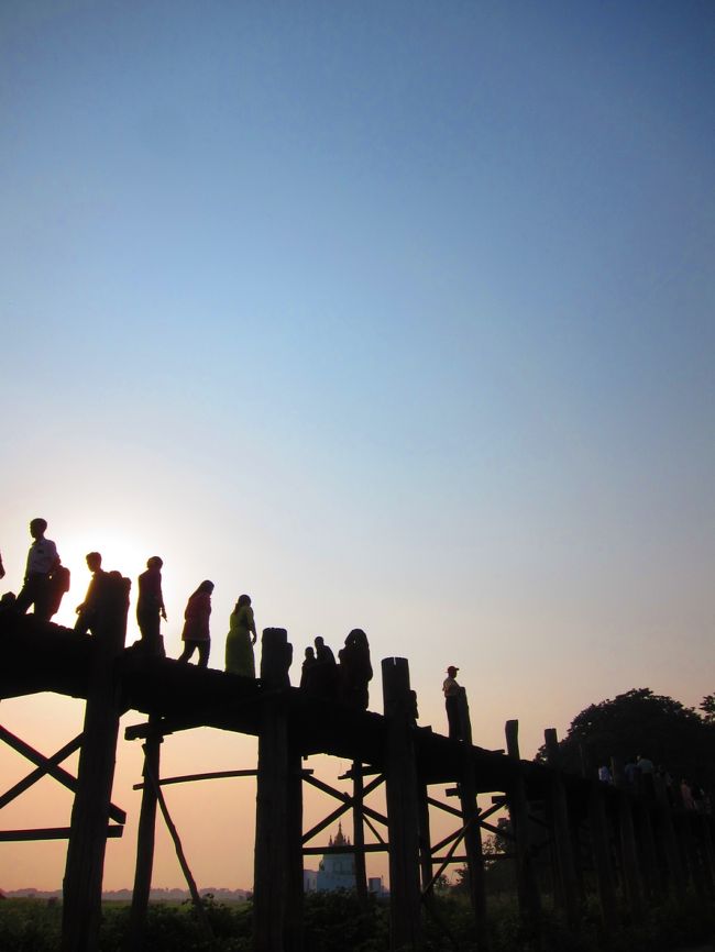 やっぱり夕日にはいい時間帯になりましたね。<br /><br />多くの人が行き来しますね。<br />観光客がくるだけでなく、地元の人も生活の場として利用しています。<br />お坊さんも通りますし・・・。<br />じゃいこちゃんは川の中ほどまで橋を歩きました。