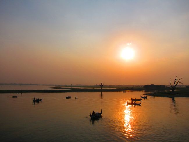 夕日の時間が近づいてきました。<br />多くの観光客はそれぞれの場所で夕日を臨みます。<br />ボートから見る人、橋の上から見る人、橋から降りて川の中州から見る人いろいろです。<br />じゃいこちゃん達は川の中州からのんびり見ることにしました。