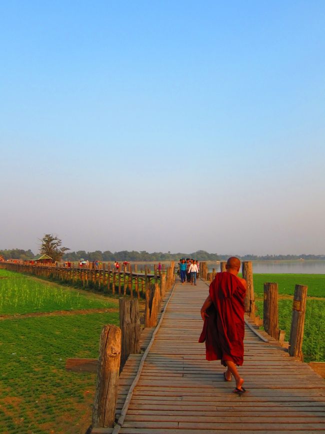 ウーベイン橋・・・全長１．２キロあるそうです。<br />橋の入り口はすっごく観光客がいっぱいいますが、中ほどまで行くとすいていました。