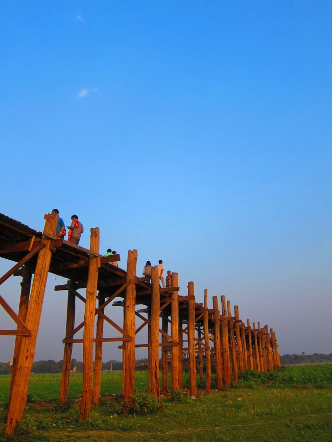 川の中州に下りてきました。<br />ちょっとしたレストランがあるので、そこでジュースをかって夕日を見ました。