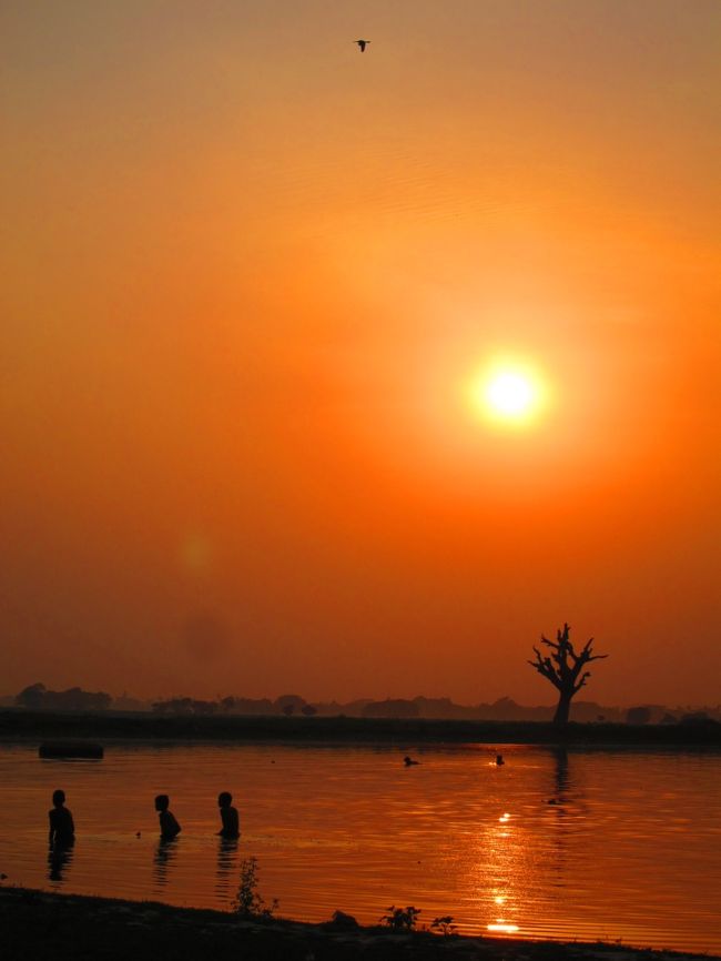 わ〜☆<br />本当にきれいな夕日です。<br />ここまで真っ赤になるんですね〜。<br />すっごく感動です。<br /><br />地元の子供が川で魚とり・・・手づかみかい！！<br />ミャンマーの人が着ているロンジーを機用に使ってとった魚をロンジーの中に入れてとっておきます。<br />器用だなぁ・・・。