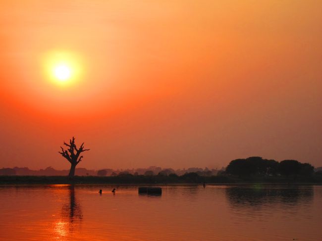 息をのむ瞬間って言うけど、本当に息をのんだ。<br />バガンの夕日もきれいだったけど、平原にあるパゴタの景色も入れてきれいだったけど、こっちの夕日は夕日だけできれいでした。<br />どっちも好きだけど、じゃいこちゃんはこの赤く染まる空が本当にきれいだと思いました。