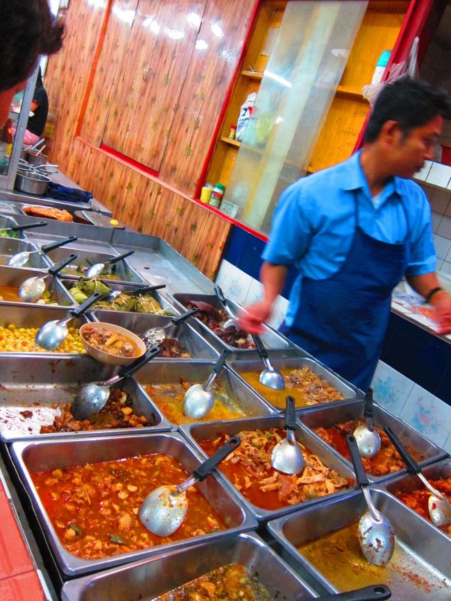 帰り道はマンダレー繁華街にある、ラショーレイレストランによってもらい、夕ご飯の持ち帰りしました。<br />タイで言うぶっかけごはんの屋台みたいな感じでした。<br />売っているものは、カレー類と中華チックなモノが多かったです。<br />おかず３品とご飯２人前もらって４００円ぐらいだった気がします。<br />お持ち帰り〜☆