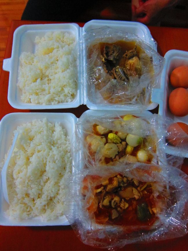 ホテルに帰ってのんびりご飯にしました。<br />レストランで食べても良かったんですが、早めにホテルに帰りたかったので。<br /><br />おかずはどれもおいしかったです。<br />じゃいこちゃんは真ん中のウズラの玉子の入った中華に見たいなのと、手前の赤いの（なんだったか忘れちゃったけど）がおいしかったです。