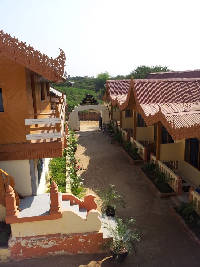 じゃいこちゃん達のお部屋は２階の角部屋。<br />洗濯物干しもあるし、部屋の廊下にはいすが２つと小さな机が１つ。<br />夜はここに座りながらまった〜りできました。<br /><br />さ、今日も行動を開始します。<br />ホテルの斜め前のおうちでバイクレンタルをしていました。<br />本当は一人１台だといってたけど、母・さなえのあまりにも運転下手さに現地人も驚愕。<br />じゃいこちゃんと２ケツしても良いよということになりました。<br />まぁ、バイクを壊されるのがいいのか、それともおとなしく２ケツで収入が少ないほうが良いのかの決断だったんですかね。<br />それにしても、信用第一で貸してくれるんですね。<br />ホテルの部屋番号だけで借りることが出来ました。<br />パスポートチェックや国際免許証のチェックは一切なし・・・そんなんでいいのかい！？