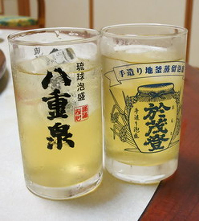 ホテルに帰って休んだ後、みんなで晩御飯へ出かけたけど、マラソン大会もあったらしく、さらに内地が雪で足止めの観光客も多かったらしく、<br />昼に引き続きどこもいっぱい。<br /><br />大人数でよけいに入れる店がないだろうということで仕方なく友人ファミリーとは明日予約してリベンジすることにし、解散して一度ホテルへ戻り、<br />近所の普通の中華料理屋へ。やっとごはんにありつけた。<br /><br />泡盛酒造所のグラスが、いい感じのデザインでかわいい。