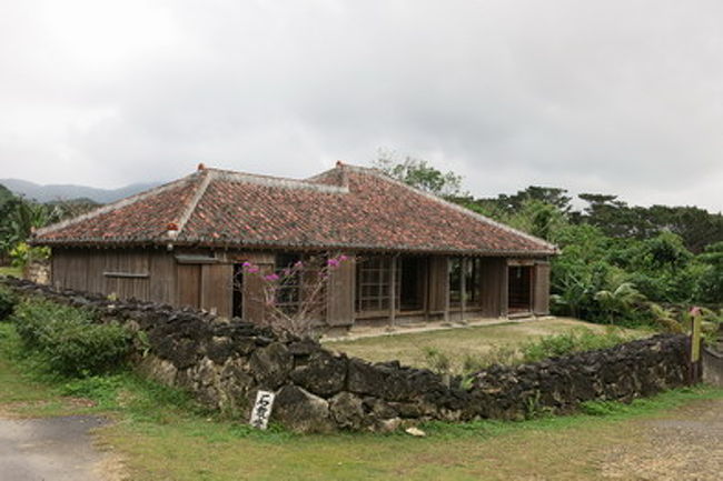 古い瓦屋を移築してあり、いわゆる琉球村、沖縄村っぽいところ。