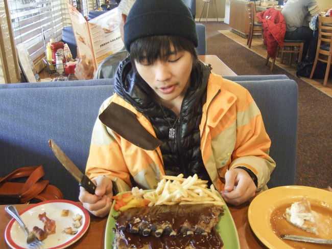 そうそう、このレストランでお金を落としてたんですよ。<br />これは明くる日の朝食に行った時ですが、フルサイズのリブを注文してしまいました（笑）<br /><br />恩あるレストランですので、ぼくはまた次回も行くと思いますし、この時もチップは20%以上置いてきました。保管してくれてた彼女のものにはなりませんが、ホント気持ちなんです。