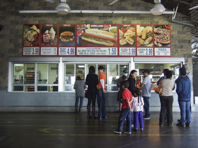 アメリカのCOSTCO（コスコと発音します）英語でTはよく発音されないので、へ立ち寄りました。お昼ご飯に。