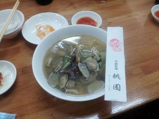 皆生温泉のホテルでのカニフルコースの後、繰り出した米子の夜。<br />3次会でたどり着いた「中華料理  桃園」の「あさりラーメン」。<br />絶対おいしいから…と言われてついていったものの、さすがに3次会ともなると…味がよくわかりません(笑)<br /><br /><br />