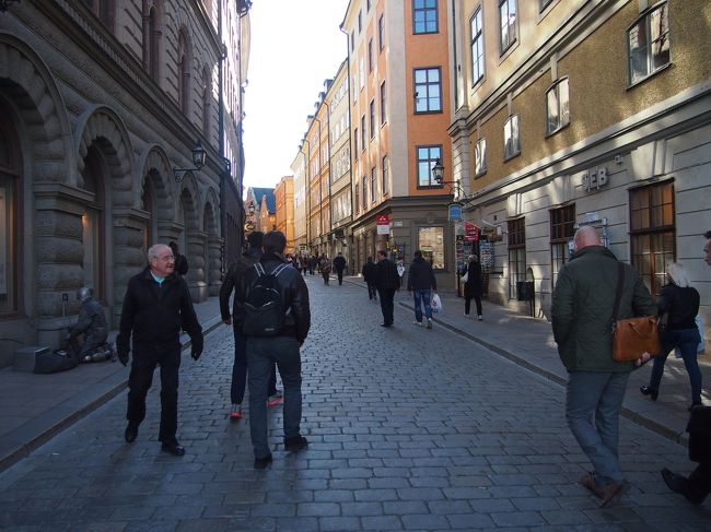 旧市街・ガムラスタンに入りました。<br /><br />この通りにはお土産屋さんが建ち並んでいます。