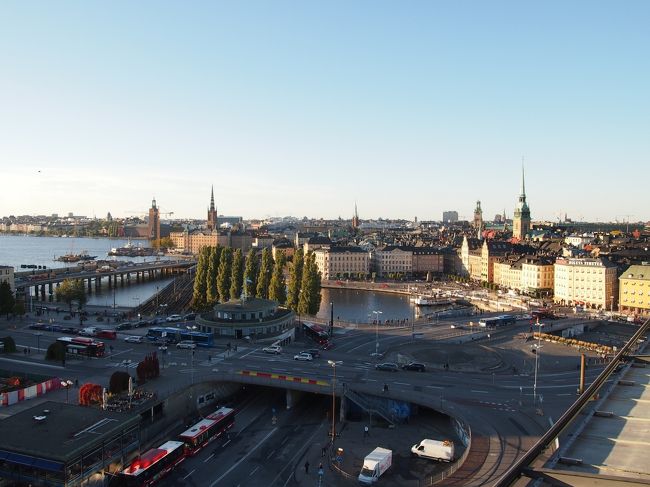 ガムラスタンからセーデルマルムへ。<br /><br />セーデルマルムにある展望台からガムラスタンのほうを眺めるとこんな感じ。<br /><br />ここでは、雑貨屋さんをのぞいたりスーパーで買い物をしたり。寒さにガマンできずマフラーも買いました。