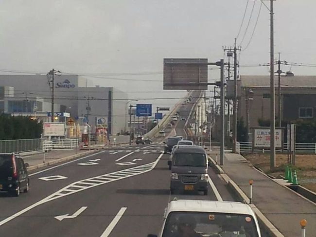 ダイハツのCMで話題の「ベタ踏み坂」を通りました♪<br />すごい角度！<br />このCM、最初はCGだと思ってました。<br /><br />境港と松江の間にある江島大橋だそうです。