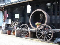 大八車の上の「くろめ桶」が印象的な「黒江ぬりもの館」です。

「黒江ぬりもの館」は築１５０年の趣ある古民家を再生したもので、紀州漆器の展示・販売やギャラリーをはじめ、カフェを営業しており、黒江の町起こしに一役かっています。