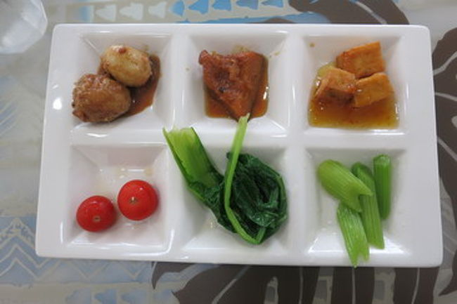 ランチタイムは＋￥３００でドリンク、前菜、デザートがつくということで、プラスしてみた。<br />なるべく島の食材を使うようにしているそう。