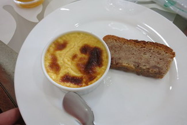 セットデザートだからちょこっとアイスがくるくらいかなーと思ったら、手作りのプリンと紅芋ケーキが。<br /><br />コスパ高いお店だった。