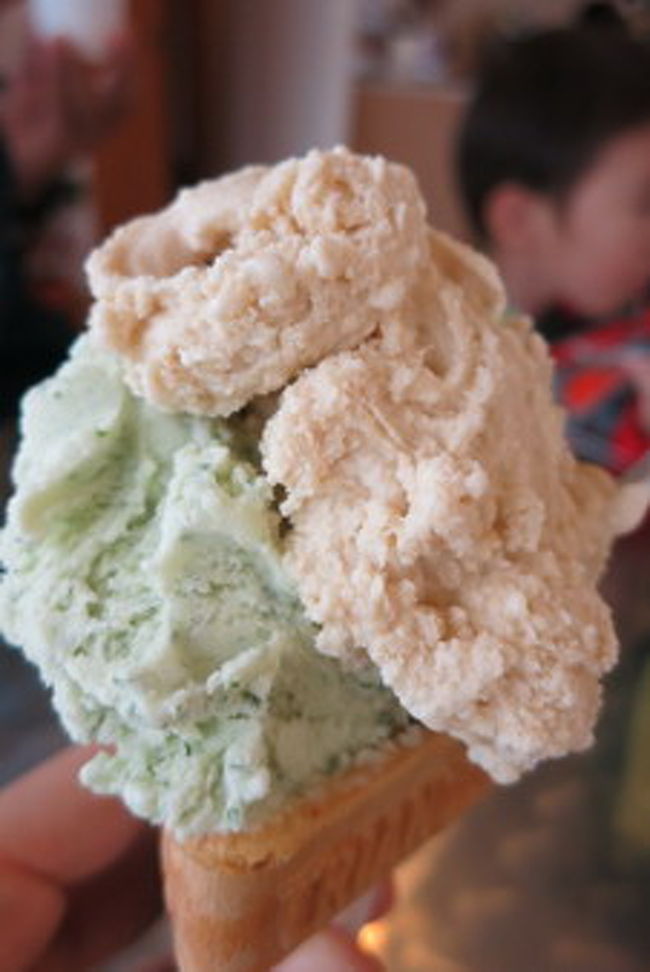 塩ちんすこうとヨモギ・・・だったかな？<br />さっぱりして甘すぎず、おいしかった〜〜<br /><br />ハーフ&amp;ハーフで、￥300。空港だと￥350。