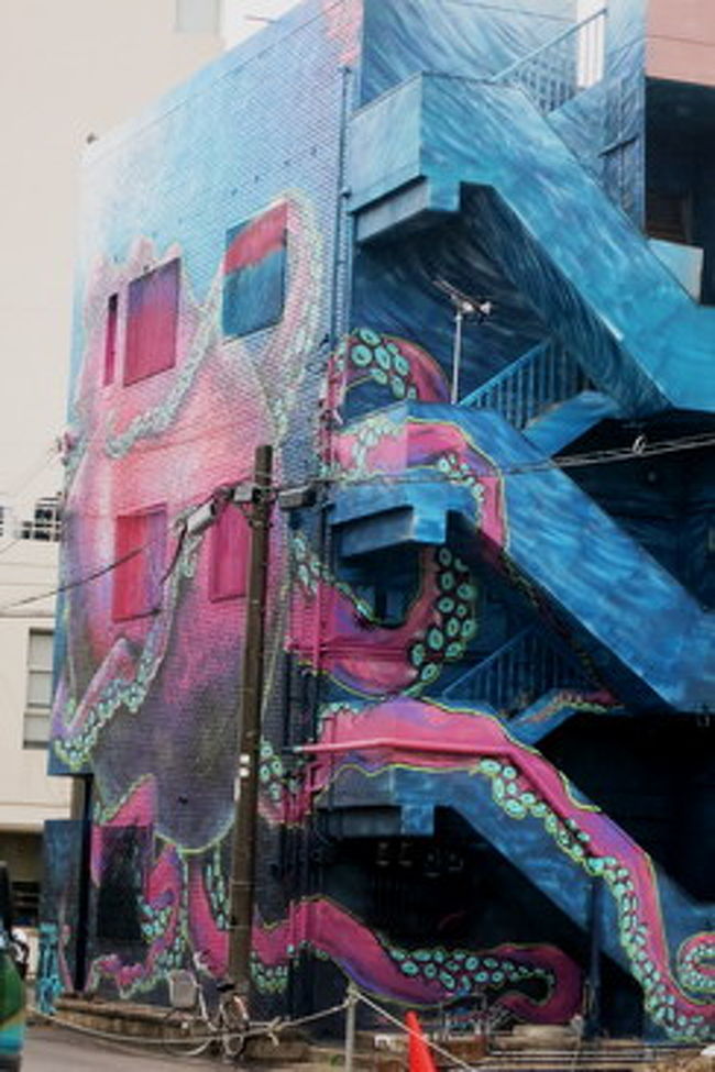 アートビル・・・巨大タコに子供達興奮。<br /><br />塗られてない部分は。。。かなり年季の入った建物。