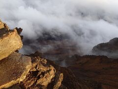 さて、ここからはハレアカラの自然の写真です。

雲がかかりわかりにくいですが、噴火口の跡。
下までは1000ｍもあるとのこと。

実際にここに立つと足元が竦みますよ。