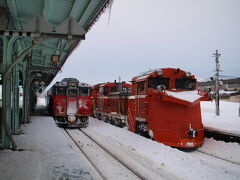 旭川から乗った宗谷本線各駅停車はアホみたいに混んでいた。
座れず立ちっぱなしになるとは！
デッキで内地のひとらしき男性がウイスキーの水割りを飲んでいた。
氷ではなく雪で割っていた様子、大丈夫か〜

名寄で下車します。