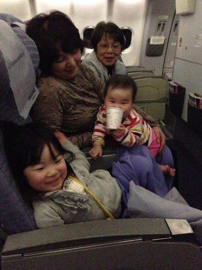 機内ではこんな感じ。ひいばばとばあばに子どもを任せ、<br />主人は映画を見てかなり充実していました。<br />ゼログラビティを見て面白かったと喜び、マイティソーのいいところでグアムに到着。<br />私はテトリスをしようとしたら画面がフリーズし、何もできないまま寝てたらグアムに着きました。