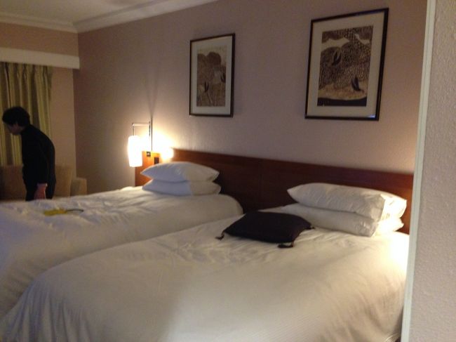 朝4時頃ホテル到着。<br />ホテルはメインタワー５Fで、フロントから近く部屋は綺麗でした。<br />が、浴槽は古さが隠せず。<br />ベッドがとても高く、次女が落ちそうになるとヒヤヒヤしました。<br />ベッドガードを注文したのですが、通じてなかったのかきませんでした。<br />エレベーターが近いのでエレベーターの到着音が少し耳障りでした。