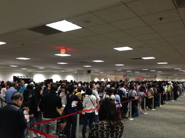 服を少しずつ脱ぎ、グアムへ着くと1時半頃。<br />入国審査の行列で２時間近く立ちっぱなし・・・。<br />次回はESTAを絶対に取ろうと思います。そして個人手配します。