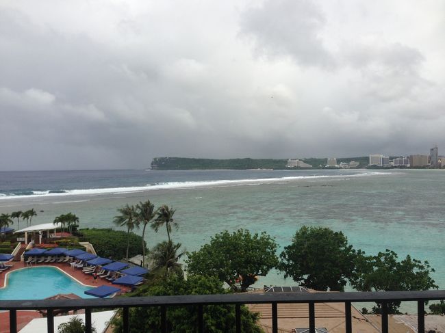 ホテルからの眺め。<br />天気予報を見るとずっと雨と曇。乾季なのに運が悪すぎる〜。<br />せっかく眺めのいい部屋なのに。<br />朝は起きれず、母と祖母はホテルのコンビニでおにぎりとカップヌードルを買って食べたそうです。現地のカップヌードルは1ドルなのに日本のカップヌードルは３ドルって高い!