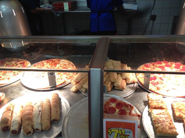 Kマートのフードコートで昼食。<br />ピザが大きくってサラミがいっぱい乗ってる！<br />でもあんまり美味しそうには見えない。