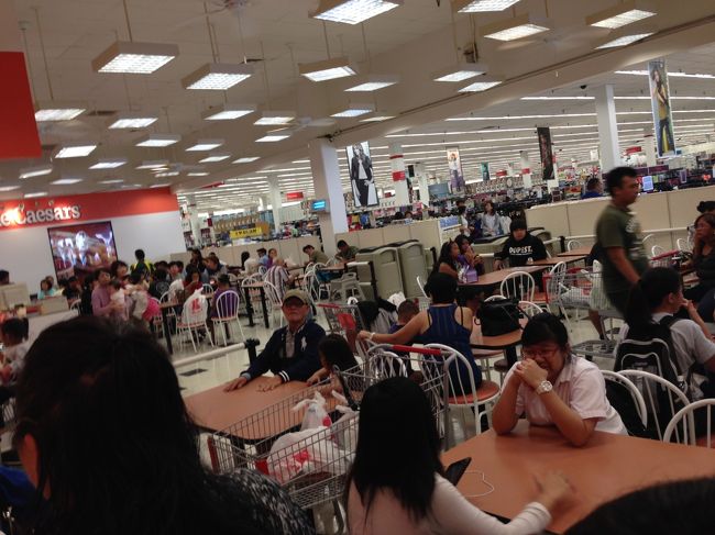 ジュースはKマートで買いました。<br />ハーシーズのチョコミルク・イチゴミルクは89セント<br />水は59セントでした。