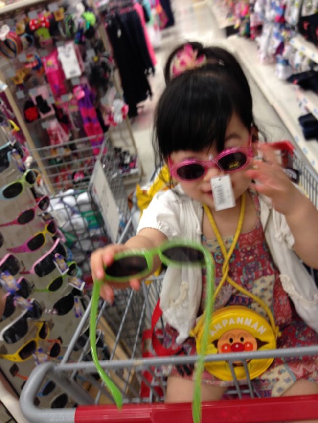 ここでスイムシューズを２足。どっちも7.49ドルで安い！<br />主人はサンダルと半パンも購入　5.99ドルと25.99ドルでとても活用できました。<br />主人のラッシュガードは18.49ドル。日本で買うより安いけど選べないかな。<br />ABCストアの隣のお店で同じラッシュガードが25ドルくらいで売られてました。<br />シュノーケリングセットを7.99ドルで購入。これが日本で買ったものより良かったです。もう一個買えば良かった・・・。