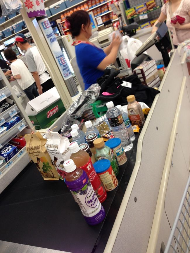 ジュースやお土産のマカダミアナッツチョコ・クッキーやおやつのポテトチップスを<br />買ったら合計239ドル。