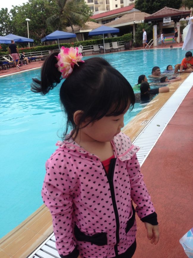 Kマートからタクシーで帰ったら15ドルもかかった・・・。<br />荷物も多かったし人数も多いので仕方ない。<br /><br />ホテルに戻ってプールで遊びました。