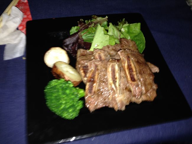 主人が注文したコアセットのカルビBBQ。<br />骨があるのでステーキの方が食べやすいですね。