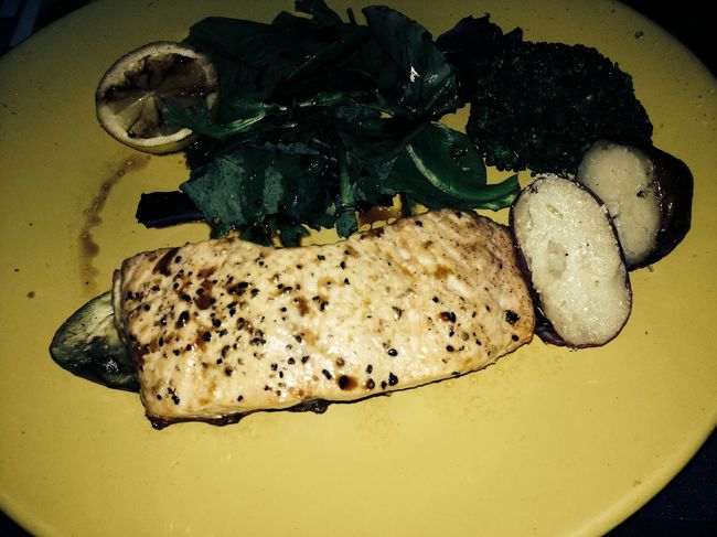 母が注文したタモンベイセットのサーモン。<br />やわらかくて美味しい！