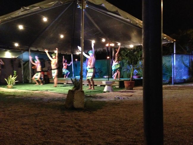 ダンスショーもあるんですね。<br />7年前PICのディナーショーは現地のチャモロ民族っぽかったけど、<br />ここのダンサーさんは皆スリムなのでフィリピンの方かな？