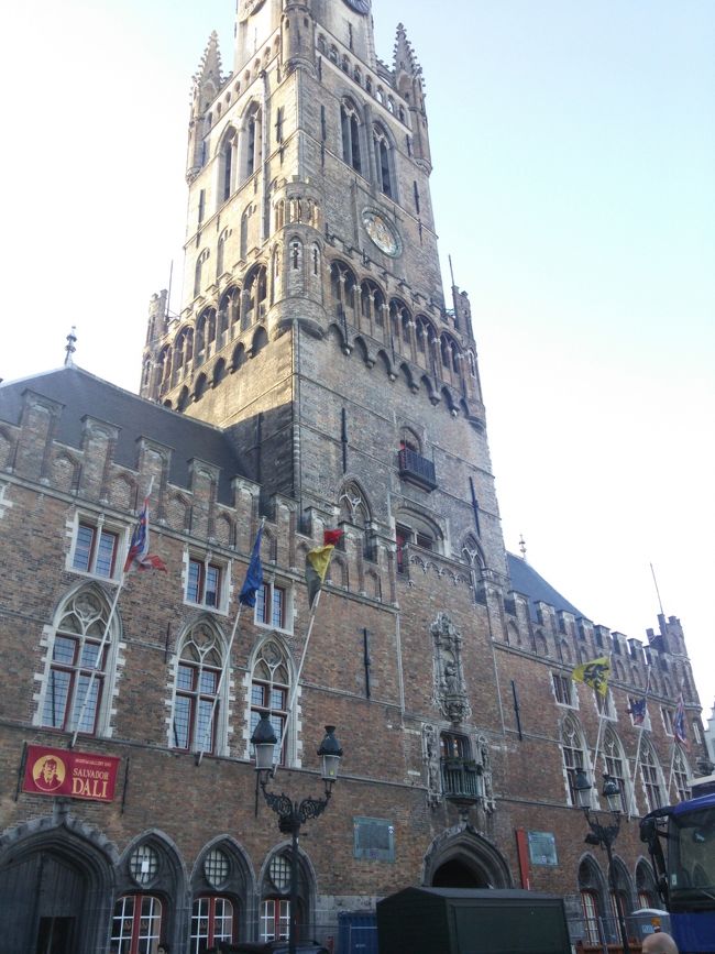 とりあえず…市街を一望するためには高いところに登ってみよう♪<br /><br />鐘楼の入口へ向かうが工事中。<br />裏から入ります。<br /><br />1人　８ﾕｰﾛ