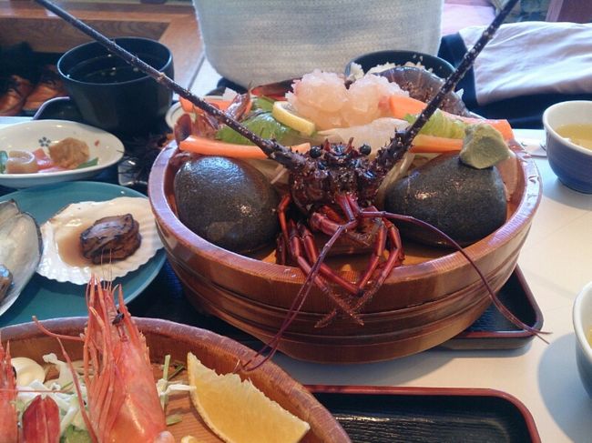 姉と幼なじみは伊勢海老〜。<br />3000円位してました！！(゜ロ゜ノ)ノ<br />さすが伊勢海老ｻﾏ。<br /><br />そして食事中、伊勢海老ｻﾏにずっとにらまれていた私なのであります。