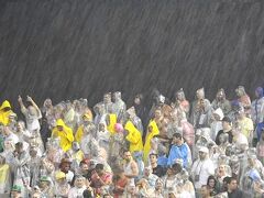 どっひゃ～！！

す.....すごい　雨がぁぁぁぁ～！！！

二組以降、２０分ぐらい毎に　とんでもない雨が降ったり、止んだり.....。

即効で　皆カッパを着ます。会場で　一枚１０レアル（普通に外で買うと２-３レアル）で売りまくってます。

「カッパ！カッパ！?」と叫び声をあげて、カッパ売りが走り回ってます。

でも、なんと....『カッパ』ってポルトガル語なんだぁ....。
