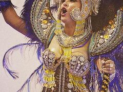 その中でも、

バテリアの女王（= Rainha de Bateria）と呼ばれる打楽器演奏者で構成される軍団の一番前で踊るパシスタは相当に目立ちます。