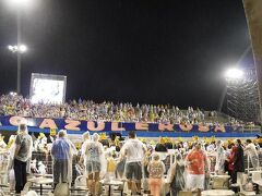 一日目の我々は大雨の中で、このような状態.....です。トホホ...。

