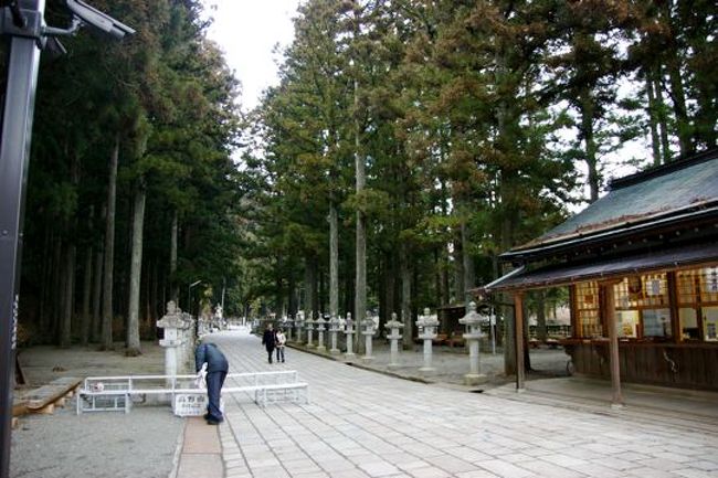 名古屋まで新幹線で向かい、そこからバスで3時間の移動....昼過ぎに高野山へ着きました。高野山とか弘法大師が1200年前になんたら....と、大阪弁でまくし立てるボランティアの案内人。この案内人がくせ者で、最終的になんかいろんなものを買わせようとする。『宗派は問わない品物です....』と、もうなんか商売っけたっぷりすぎてなんか冷めた。....と思ってるのはオレらだけのようで、皆さんお札やら、お線香やら、お守りやらけっこう買ってた....。90％お年寄りのツアー客だったので、なんかみんな真剣....。