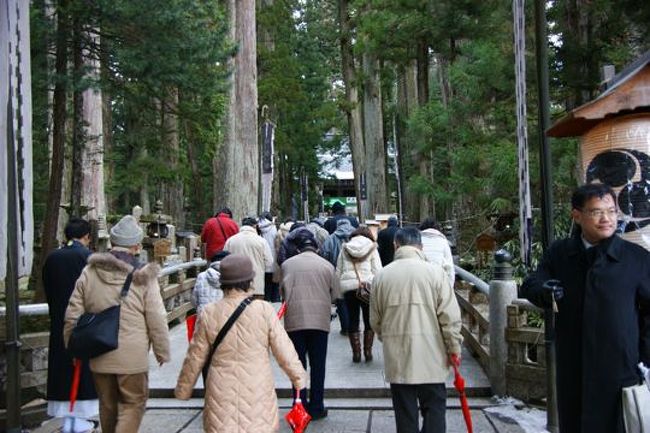 ここから『奥の院』。写真撮影不可です。他の人が写真撮ってたらスゲー勢いで怒られてた。イタリアの寛大さはありません。