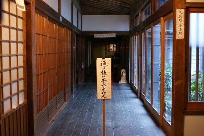 DSC03579.jpg今日の宿泊は宿坊『安養院』。宿坊ってお坊さん的な宿泊体験をさせてくれるのかな〜と勝手に想像していたけど（長い丸太の枕で寝て、朝はそれを叩かれて起こされるとか、みんなで列んでぞうきん絞って廊下掃除とか...）けっこう普通の民宿だった。でもお寺の中の部屋を宿泊施設にしているせいか、かなり広い！　そして異常に寒い！　耐えられないくらい寒い！　しかもテレビのリモコンない！　布団から出るのも辛いくらい寒い部屋なのに、大晦日にテレビのチャンネル変えるのどうするの？　だったら宿望に泊まるなって話だけど、備わってる設備に不備があるのはヤダから直して欲しい....。さっそく事務室に行って（と言っても宿泊部屋と同じ畳の和室）「リモコンがないんですけど...」と言ったら、「あとで見に行きます」と言われた。ここでおかしな事実に気づく。この事務室、かなりぬくぬくと暖かいです。お寺全体が寒いのはしょうがないので....と言われるならまだしも、客の部屋が極寒で従業員（お坊さん）の部屋がこんなに暖かいのは納得できん！　リモコン問題を解消しに来たお坊さんに「寒すぎるのでほかにもっと狭い部屋ないですかね？？」とお願いしたら、「ここはお寺なので、堪えていただかないと」....！！　自分たちは暖かい部屋にいるからいいけどさ....生臭坊主が！　しかもリモコンも別のメーカーの持ってきてるし！　結局リモコンが見つからず、部屋を変わることに....。しかし変わった部屋にもテレビのリモコンがない。もともとないわけじゃないらしいけど、なぜにここまで適当なんだ？？　「前のお客さんが持って行ったのかなぁ」って、持って行くかっつーの！　まあ変更してもらった部屋は狭いし、暖かくなりそうだったからもういいやってことにしました。ほんと仏に仕える連中ってバカばっか。
