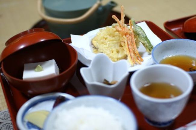 夕飯は当然精進料理、まずいはずと決めつけていたせいか、まあまあ美味しかった。とくに高野山名物ゴマ豆腐が美味しかった。