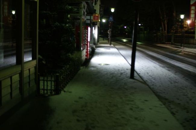 夜中の11時半頃、除夜の鐘を聞くために『壇上伽藍』へ。雪も降ってきて雰囲気よくなってきた....なにしろ初・除夜の鐘なので楽しみ。