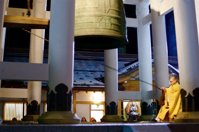 お経を唱えながらお坊さんが鐘を突いてます。『ゆく年くる年 』でも中継が来るくらい有名な所らしいが、ほとんど人いなかった。そのほうがいいけどさ。