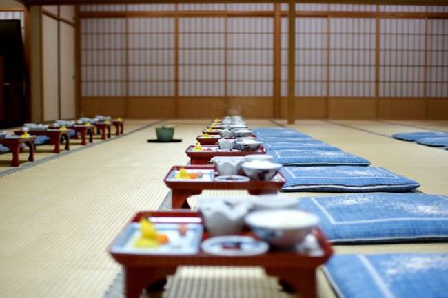 質素な朝ご飯。しかもなぜかお預けくらってみんな端っこで待たされています。バスへの集合時間はもうすぐ迫っているのになぜ？？　ってお坊さんに聞いたら『朝のお勤め（自由参加）されてるお客様がいらっしゃるので、その人たちを待って一緒におとそを頂くためです』とまったくもって大迷惑！　そんなお勤めは朝食時間の前に終わらせとけ！　しかも一緒におとそって....。時間厳守を客に守らせるくせに、自分たちのせいでその時間を過ぎても、まったく知らん顔....もう、お坊さん嫌い。