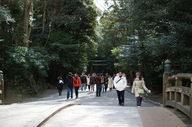 バスに数時間揺られてやってきました『伊勢神宮』。雪もなくいい天気。まずは外宮を参拝。こっちは比較的空いてるとのことでしたが、やっぱり正宮に近づくと人だらけ.....。ぶらぶらして引き返しました。