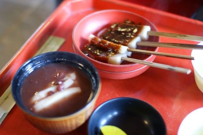 田楽とぜんざいを食べました.....年のせいか最近あんこ系が美味しくて.....。<br /><br />ここで、ちょっとしたアクシデント....。一組のお客さんが集合時間のぎりぎりまで帰ってきません。もちろんぎりぎりに戻ってきたので、なんの問題もないんですが、添乗員がなぜかそのお客さんにすごいプレッシャーをかけ出して「もう時間です！　走って戻ってください」と軽く切れてる様子。バスの中の時計ではまだあと1分あるのに....。集合時間過ぎてないのにそんなうるさく言うんなら、こんなどうでもいい金剛証寺の滞在時間を10分延長させる必要ないじゃん。